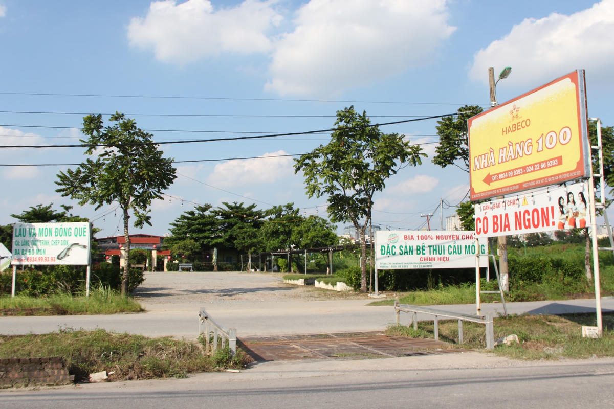 Qua ghi nhận của PV, nhiều diện tích đất tại dự án Công viên thể thao cây xanh Hà Đông biến thành tổ hợp sân golf, sân bóng đá, hồ và nhiều nhà hàng, kho bãi, nhà xưởng. Đặc biệt có nhiều công trình được xây dựng kiên cố, được xây cổng, bờ rào bao quanh.