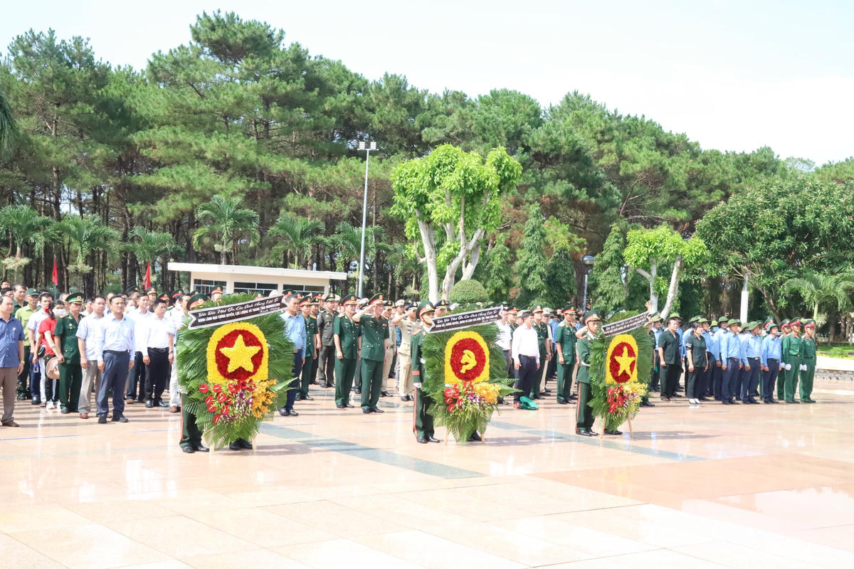 Toàn cảnh Lễ truy điệu.