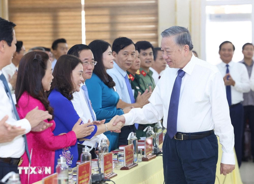 Tổng Bí thư, Chủ tịch nước Tô Lâm với các đồng chí trong Ban Thường vụ Tỉnh ủy Quảng Trị. (Ảnh: Lâm Khánh/TTXVN) TTXVN_1610 Tong Bi thu Quang Tri (6).jpg