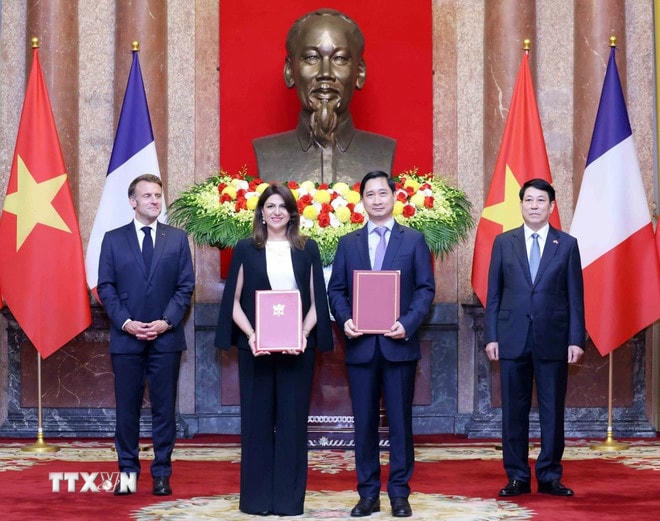 Tổng Giám đốc Công ty cổ phần Vaccine Việt Nam (VNVC) Ngô Chí Dũng và Chủ tịch Sanofi Đông Nam Á-Ấn Độ Zainab Sadat Qayyum trao đổi Thỏa thuận đối tác về chuyển giao công nghệ sản xuất vaccine tại Việt Nam giữa Sanofi Pasteur và VNVC. (Ảnh: Lâm Khánh/TTXVN) ttxvn-tuyen-bo-chung-viet-nam-phap-2705-4.jpg