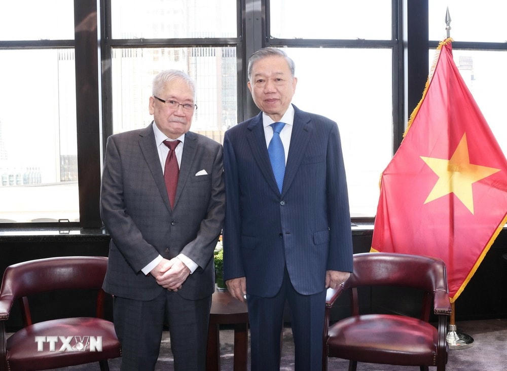 Tổng Bí thư, Chủ tịch nước Tô Lâm với ông Vũ Văn Lê, kiều bào tại Houston. (Ảnh: Lâm Khánh/TTXVN) ttxvn_chu tich nuoc nhan si (3).jpg