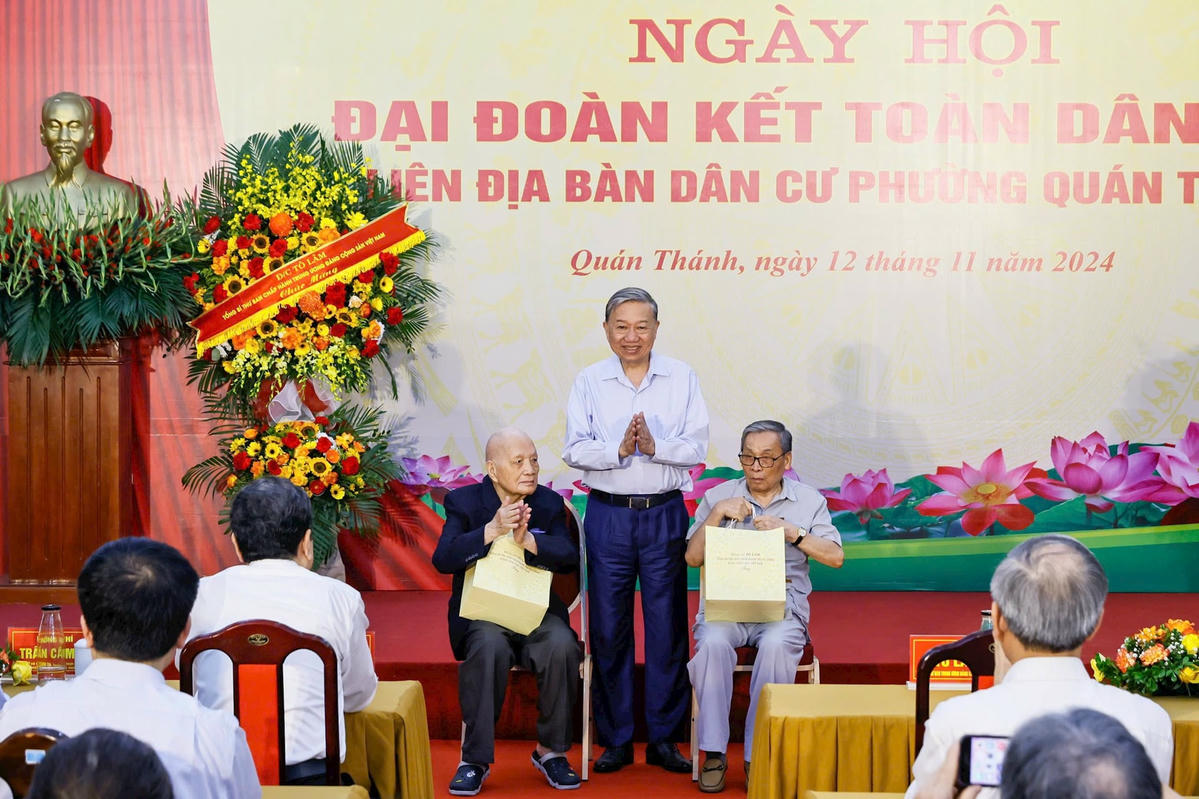 Tổng Bí thư Tô Lâm tặng quà