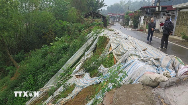 Sạt lở taluy âm khu vực tổ dân phố 15, phường Pom Hán, đang có nguy cơ lan rộng. (Ảnh: Hương Thu/TTXVN) ttxvn-sat-lo-dat-lao-cai-1.jpg