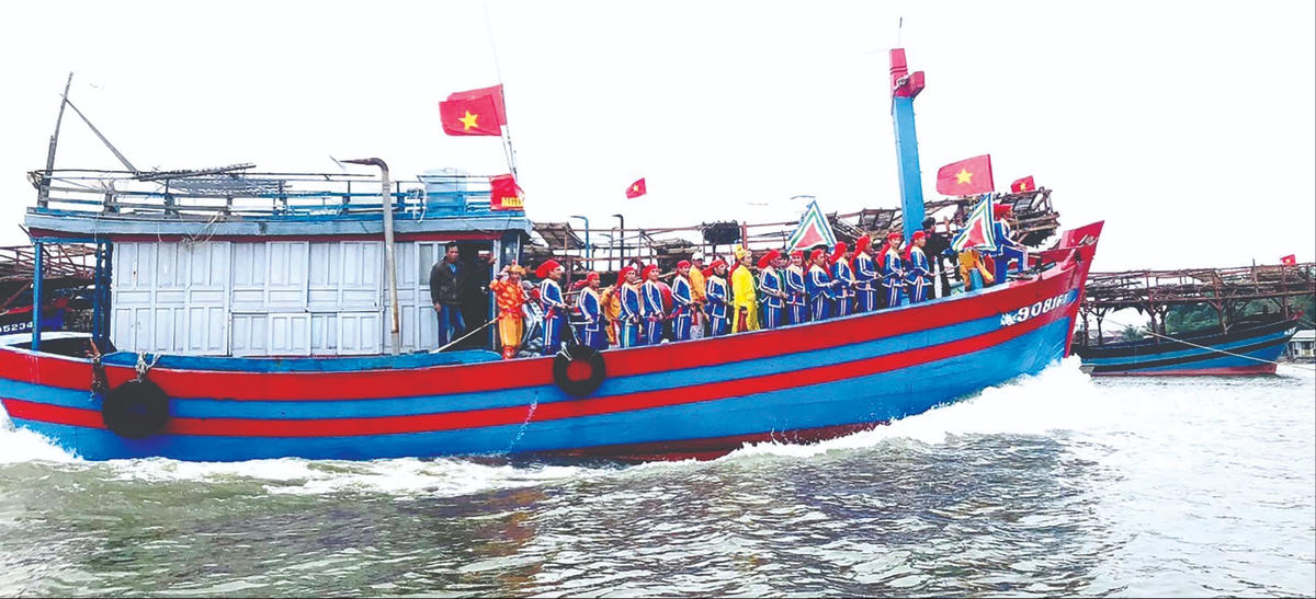 Nghi lễ nghinh thần Nam Hải từ cửa biển đến cảng cá Sa Cần.  