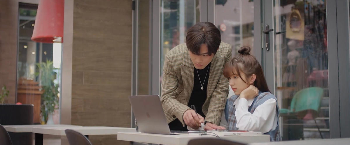 Đông Phong thân thiết với Ngọc Huyền. Ảnh: CMH.