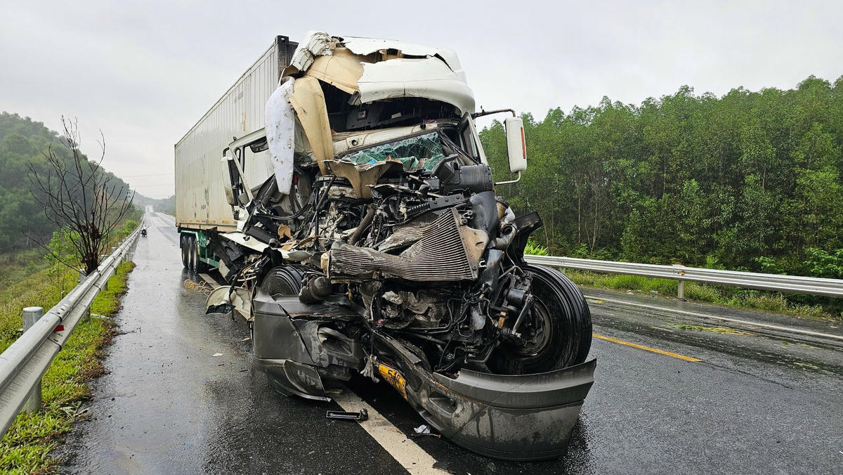 Lực lượng chức năng đang tiến hành điều tra, làm rõ nguyên nhân vụ va chạm giữa 2 xe đầu kéo trên tuyến cao tốc Cam Lộ - La Sơn. Ảnh: L.T.