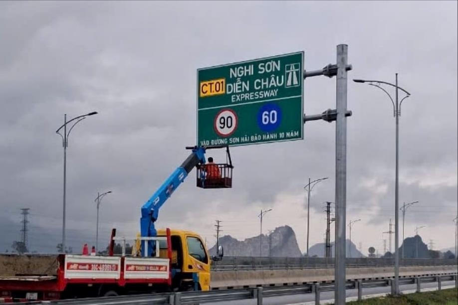 Tập đoàn Sơn Hải đề nghị công an vào cuộc làm rõ việc một nhóm người dùng xe cẩu, phá bỏ biển cam kết bảo hành 10 năm trên tuyến cao tốc Nghi Sơn - Diễn Châu.