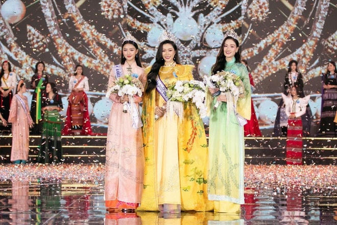 Người đẹp Nguyễn Ngọc Kiều Duy (giữa) đăng quang Hoa hậu Quốc gia Việt Nam 2024. (Ảnh: TTXVN phát) nguyen-ngoc-kieu-duy-dang-quang-hoa-hau-quoc-gia-viet-nam-2024.jpg