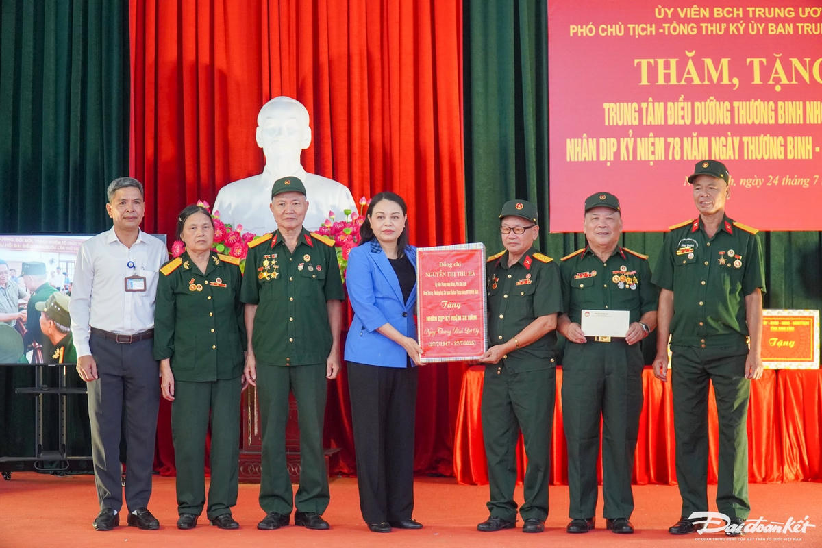 Phó Chủ tịch – Tổng Thư ký Nguyễn Thị Thu Hà tặng quà cho Trung tâm Điều dưỡng Thương binh Nho Quan. Ảnh: Đình Minh