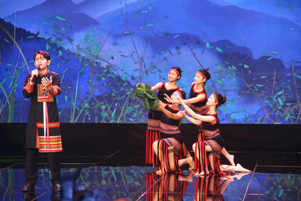 bai chinh lyluanphebinh2