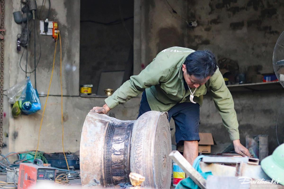 Sau khi rót đồng vào khuôn, cần chờ thêm 4-5 tiếng để đồng nguội và đông cứng. Công đoạn này dành cho thợ có kinh nghiệm bởi đồi hỏi tính thẩm mỹ, sự kiên trì. Ảnh: Đình Minh 