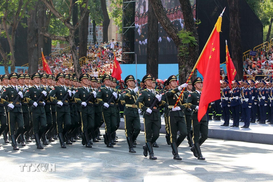 Lực lượng Quân đội Trung Quốc tham gia Tổng duyệt kỷ niệm 50 năm Ngày Giải phóng miền Nam, thống nhất đất nước. (Ảnh: Thanh Vũ/TTXVN)