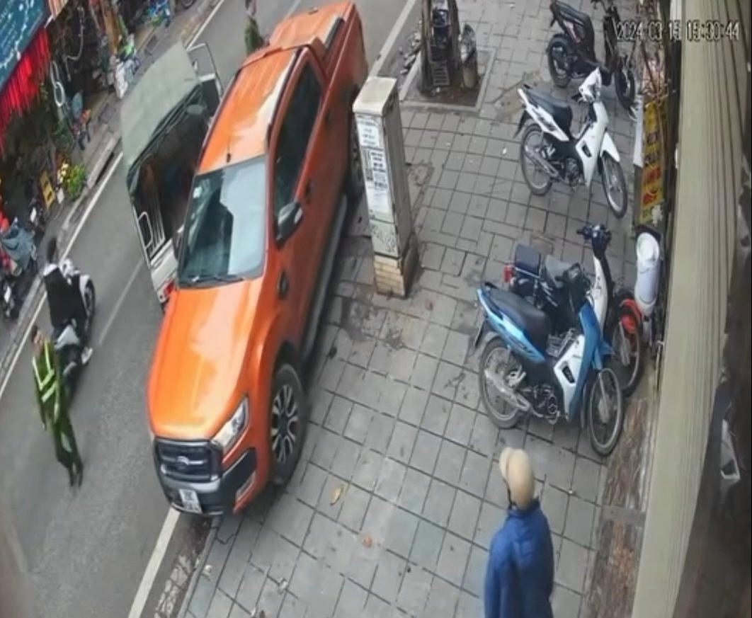 Mặc dù công an phường dùng xe chuyên dụng chặn đầu nhưng tài xế xe bán tải vẫn không chấp hành. Ảnh chụp màn hình.