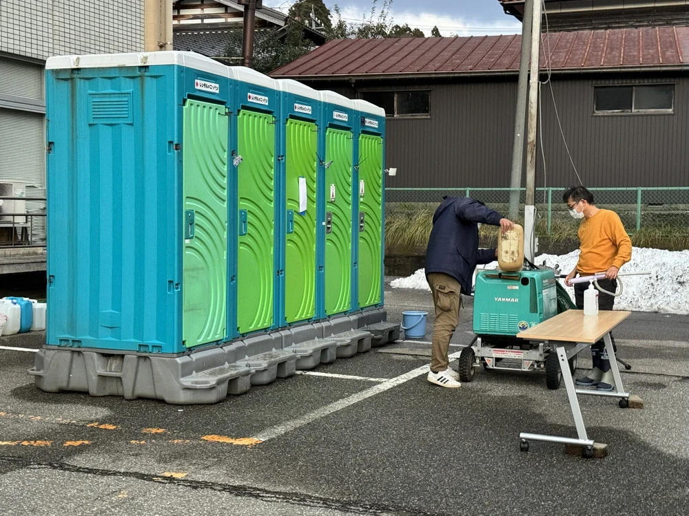 Điều kiện sinh hoạt thiếu thốn tại khu lánh nạn tạm thời. (Ảnh: Xuân Giao/TTXVN) ttxvn-dong-dat-tai-nhat-ban-thoi-tiet-khac-nghiet-khiet-cuoc-song-nguoi-dan-lanh-nan-them-phan-kho-khan-5836.jpg