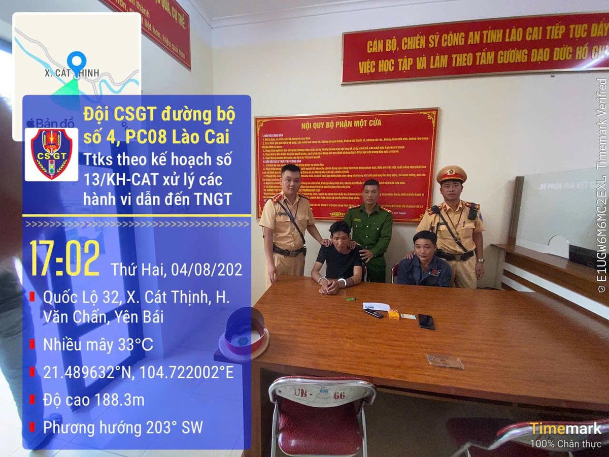 Ảnh 3. Lực lượng CSGT bắt giữ bắt giữ 2 đối tượng Đinh Xuân Hòa- sinh năm 1975 và Lương Hoàng Hiếu- sinh năm 1994 cùng tang vật là 6 gói ma túy heroin