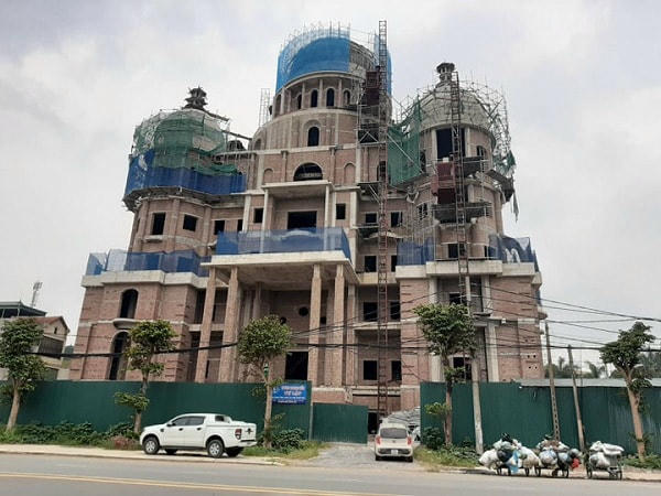 ngày 31/10/2018, Sở Xây dựng tỉnh Phú Thọ đã cấp Giấy phép xây dựng số 98/GPXD cho Công ty TNHH Hải Linh (địa chỉ tại khu 6, xã Sông Lô, TP.Việt Trì, Phú Thọ) được xây dựng công trình nói trên trong khuôn viên đất của công ty này, diện tích 4.485,3m2. Tổng số tầng của công trình là 5 tầng và 1 tum mái. Diện tích xây dựng cụ thể của tầng 1 là 1.898m2; tầng 2 là 2.254m2; tầng 3 là 1.245m2; tầng 4 là 1.326m2; tầng 5 là 1.334m2; tum mái 750m2. Tổng diện tích sàn 8.807m2.