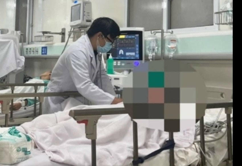 Bác sĩ đang điều trị tích cực cho bệnh nhân ngộ độc rượu.