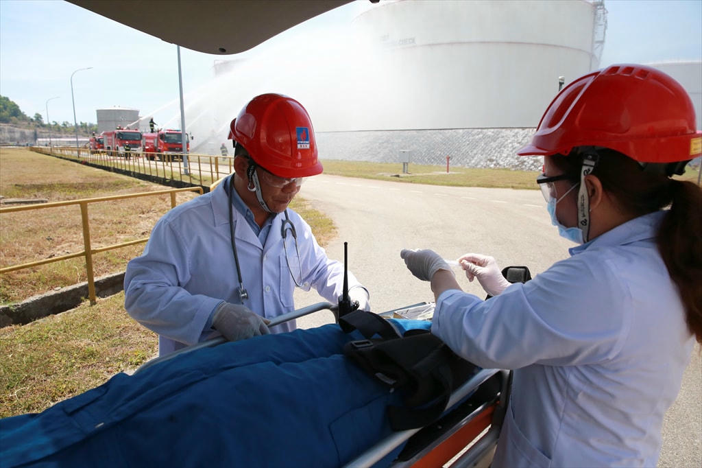 Công tác sơ, cấp cứu các nạn nhân tại buổi diễn tập PCCC ở NMLD Dung Quất