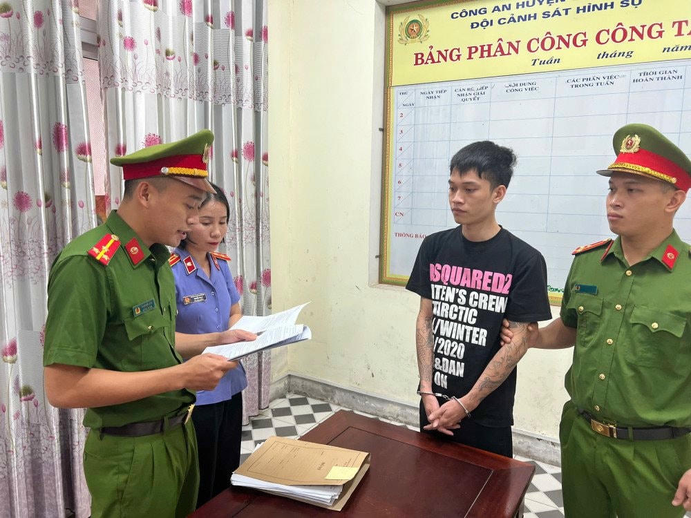 Cơ quan điều tra tống đạt quyết định khởi tố đối với đối tượng Nguyễn Đức Triệu