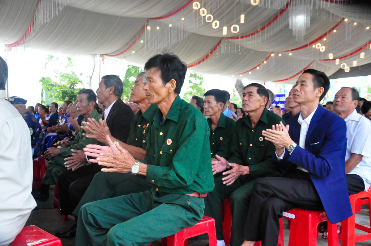 Nhân dân khu dân cư thôn 9 tham dự Ngày hội.