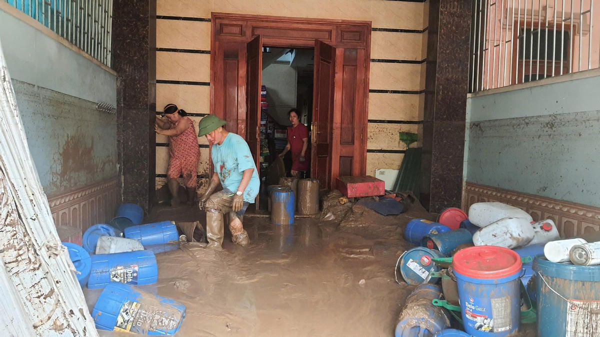 Chiều ngày 23/7, ở những nơi nước rút, người dân xã Mường Xén đã trở về nhà dọn dẹp, khắc phục do lũ gây