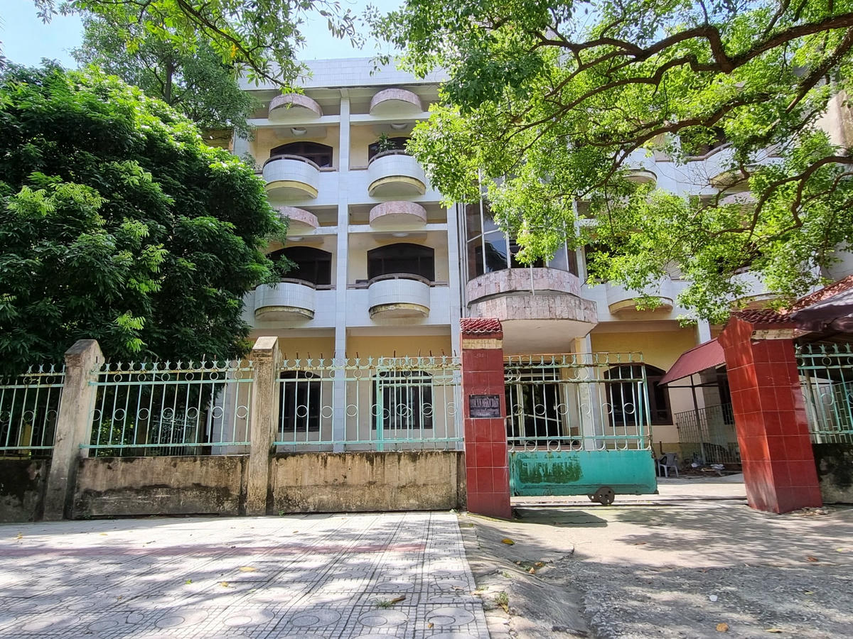 Đối diện cổng Thành uỷ, UBND TP Việt Trì, Toà án nhân dân TP Việt Trì cũng bỏ hoang từ rất lâu, các hạng mục đã xuống cấp nghiêm trọng.