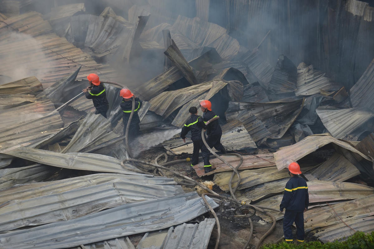 Chữa cháy nhà xưởng sản xuất bánh kẹo ở ngoại thành HN