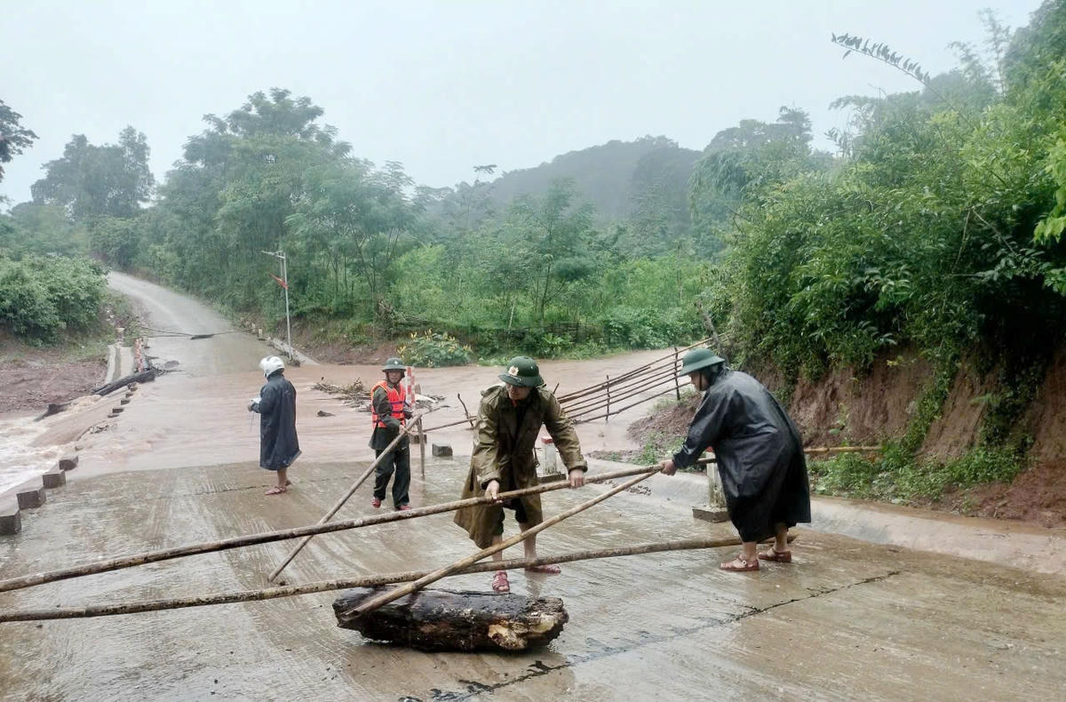 h4_Lực lượng chức năng ở xã Kim Phú (tỉnh Quảng Trị) cảnh báo đoạn đường bị ngập, nước chảy xiết. Ảnh B.P