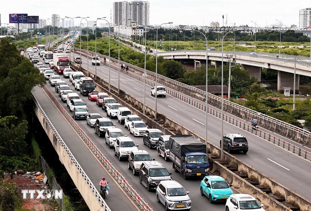 Tình trạng ùn ứ kéo dài trên cao tốc Thành phố Hồ Chí Minh-Long Thành hướng về nút giao An Phú, sáng 3/9. (Ảnh: Hồng Đạt/TTXVN) ttxvn_thanh pho Ho Chi Minh_Long Thanh (1).jpg