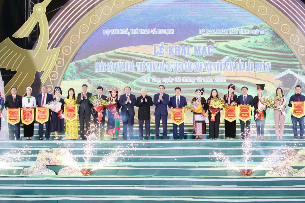 Đại diện các đoàn tham gia Ngày hội nhận cờ lưu niệm và hoa của Ban tổ chức