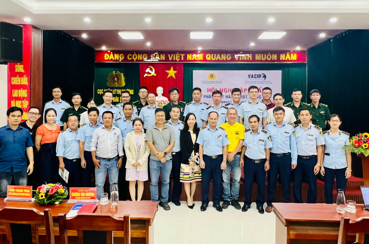 Các đại biểu dự Hội nghị chụp hình lưu niệm.