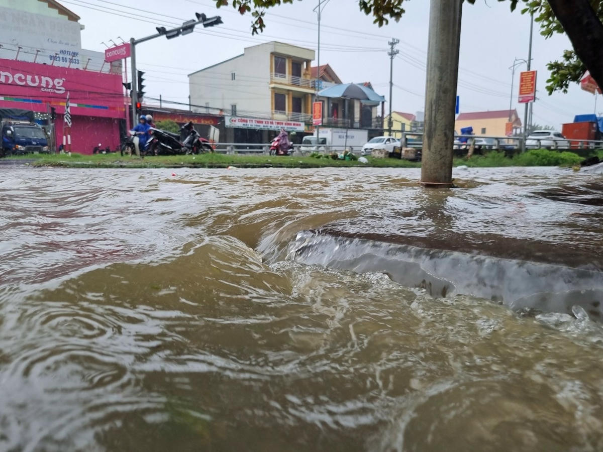 Theo ghi nhận của PV, vào trưa 15/10, tại các xã vùng ven sông Kiến Giang (huyện Lệ Thủy), nước sông lên nhanh khiến nhiều tuyến đường bị nước lũ chia cắt, nhiều người dân đã chuẩn bị thuyền bè đề phòng lũ lớn.