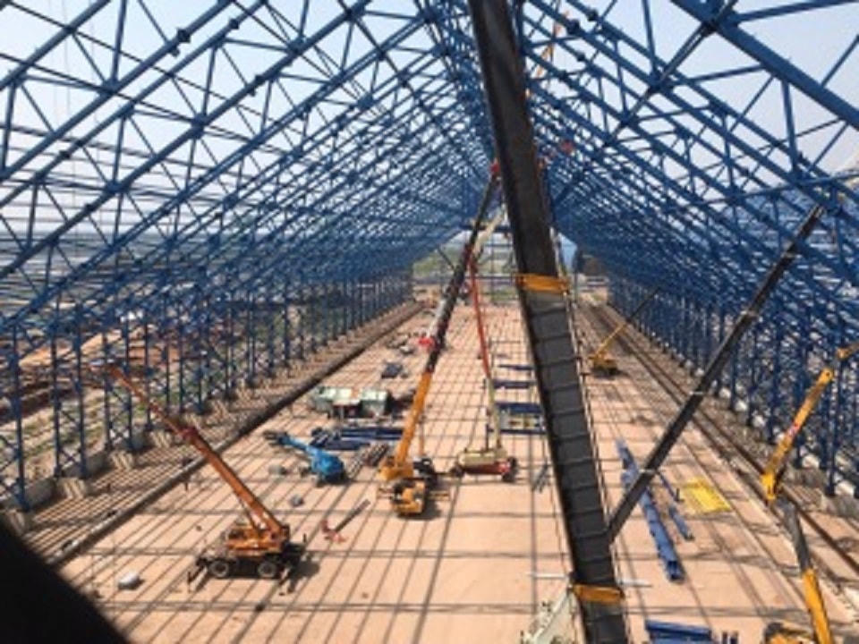 Hơn 20 chiếc cẩu tự hành các loại được tập kết triển khai lắp đặt Kho than của NMNĐ Thái Bình 2.