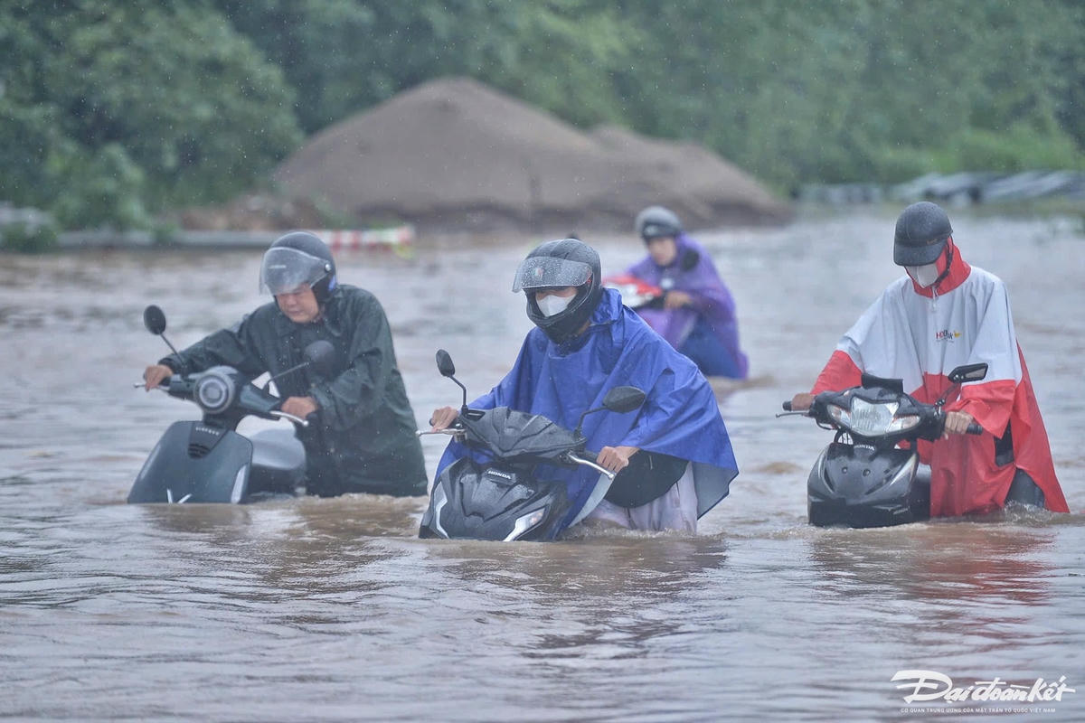 Mức giá được đánh giá khá cao, cho nên nhiều người cùng xe dắt bộ qua điểm ngập.