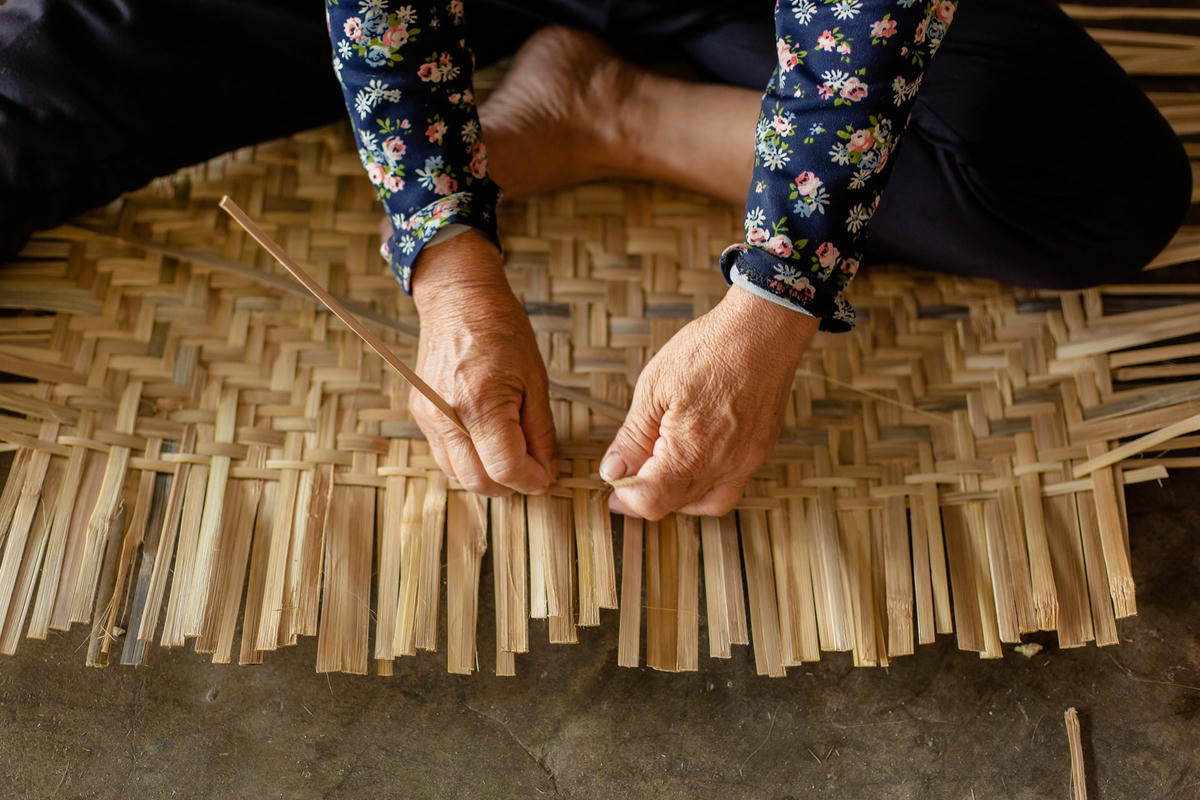 Ông Trần Văn Dục, Phó Chủ tịch UBND phường Quảng Thọ cho biết: “Trên địa bàn phường có khoảng 70 cơ sở thu mua, phân phối sản phẩm đi các vùng trong và ngoài tỉnh Quảng Bình. Các hộ làm nghề đan lát đã đóng góp chung vào phát triển kinh tế của địa phương, giải quyết việc làm cho nhiều lao động nhàn rỗi, góp phần tăng thu nhập, cải thiện đời sống người dân. Trong những năm tới, chúng tôi sẽ xây dựng và phát triển làng nghề hơn nữa để phục vụ bà con nhân dân sản xuất”.