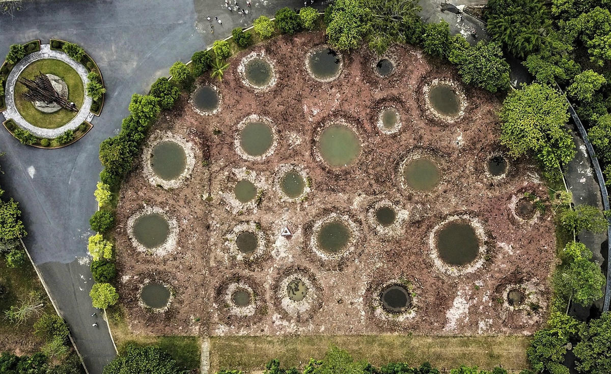 9. Những hố bom chi chít như vết sẹo còn sót lại, kể mãi câu chuyện bi tráng của một “tọa độ chết” năm xưa