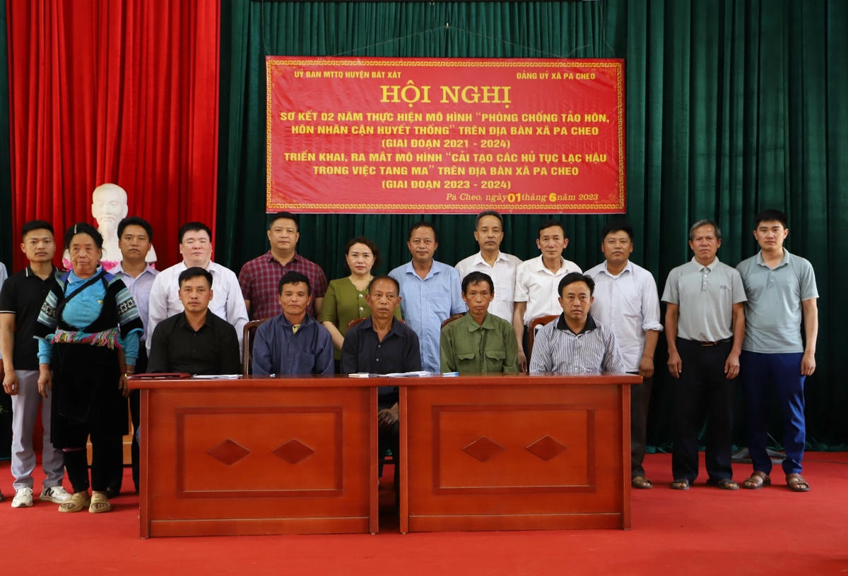 Người uy tín của huyện cùng ký cam kết thực hiện tốt mô hình phòng chống tảo hôn và hôn nhân cận huyết thống.