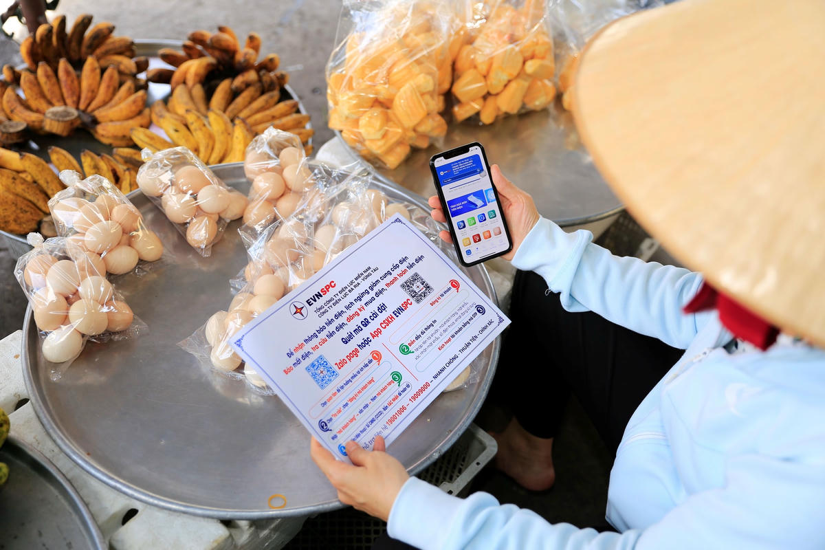 Khách hàng tại Bà Rịa–Vũng Tàu cài App CSKH thanh toán tiền điện trực tuyến.