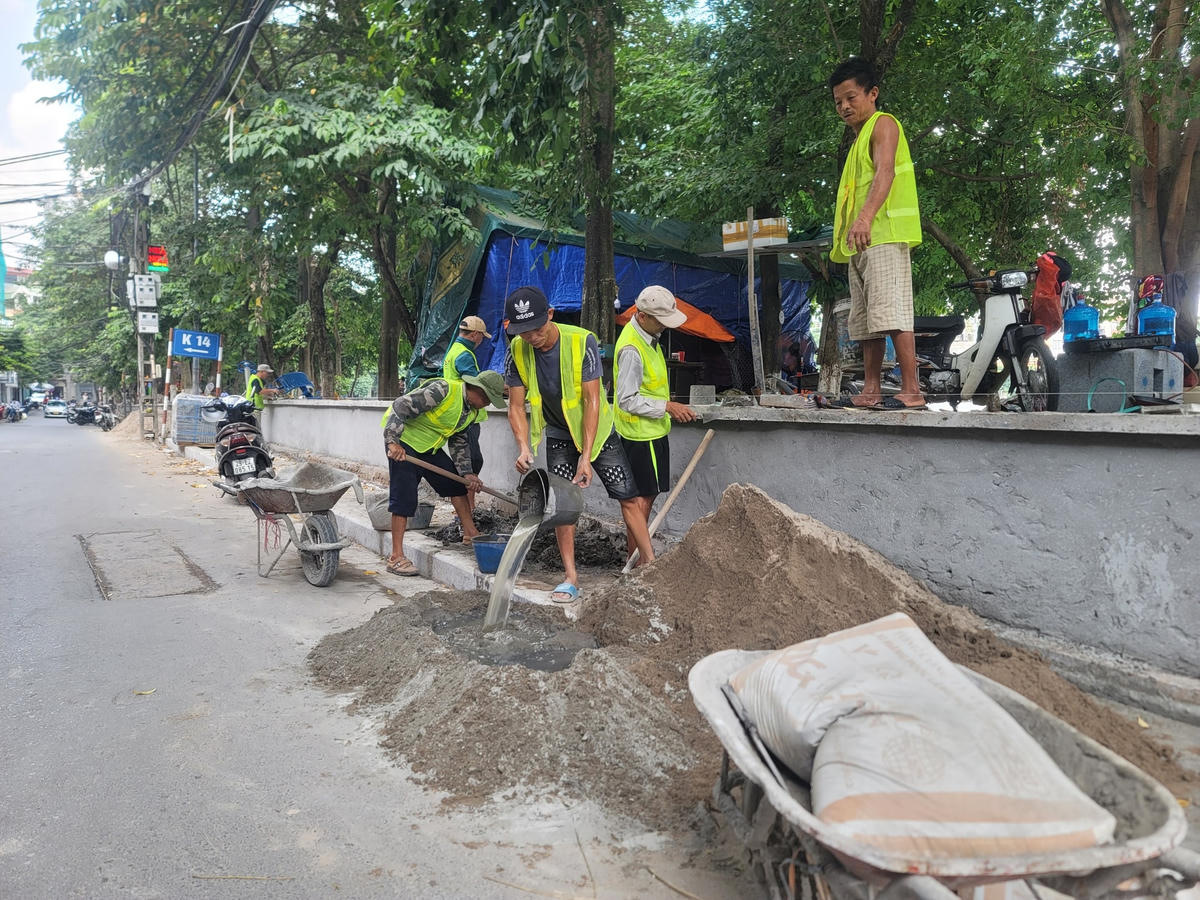 Công nhân đang hoàn thiện các hạng mục hạ tầng kỹ thuật quanh hồ Xã Đàn. Dự kiến cuối năm 2023, dự án này sẽ hoàn thành.