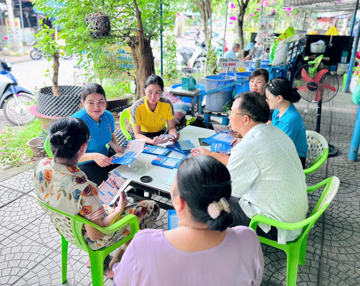 Truyền thông nhóm nhỏ đưa chính sách tới tận khu dân cư. Ảnh: Thanh Tú.