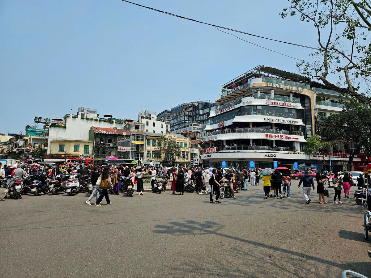 Người dân tập trung đông đúc tại khu vực Quảng trường Đông Kinh - Nghĩa Thục. Ảnh: Quốc Thanh.