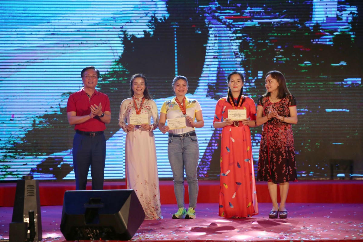 Trao giải cho các VĐV nữ đạt thành tích cao nhất tại giải chạy “BSR đoàn kết”.