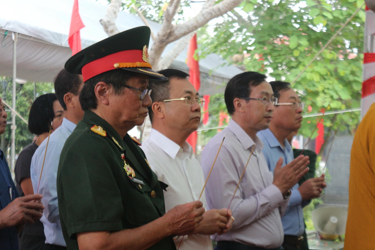 Đại biểu dâng hương tưởng niệm các anh hùng, liệt sĩ.