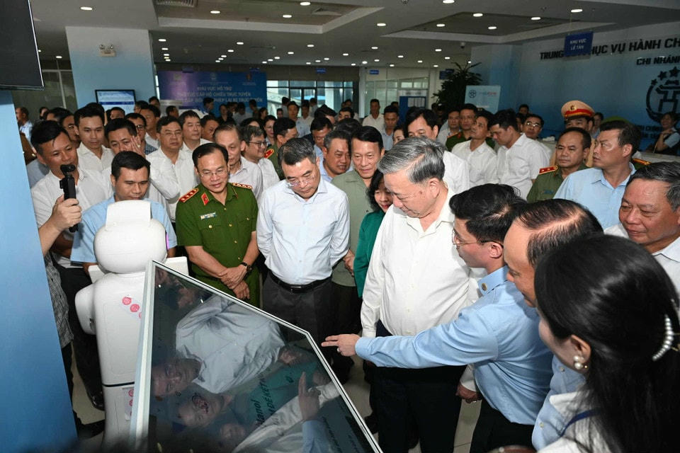 Tổng Bí thư Tô Lâm đến thăm, kiểm tra hoạt động tại Trung tâm phục vụ Hành chính công Hà Nội Chi nhánh số 1 tại đường Võ Chí Công. (Ảnh: Minh Sơn/Vietnam+)