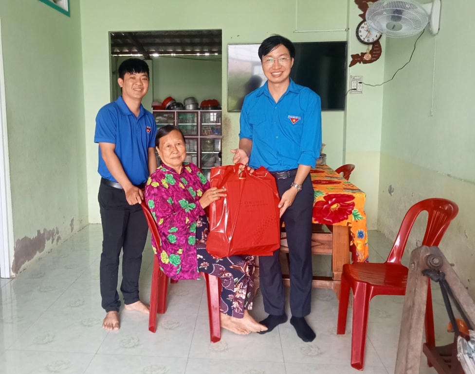 Thăm hỏi và trao quà tri ân các gia đình chính sách, thân nhân liệt sỹ, người có công với cách mạng.