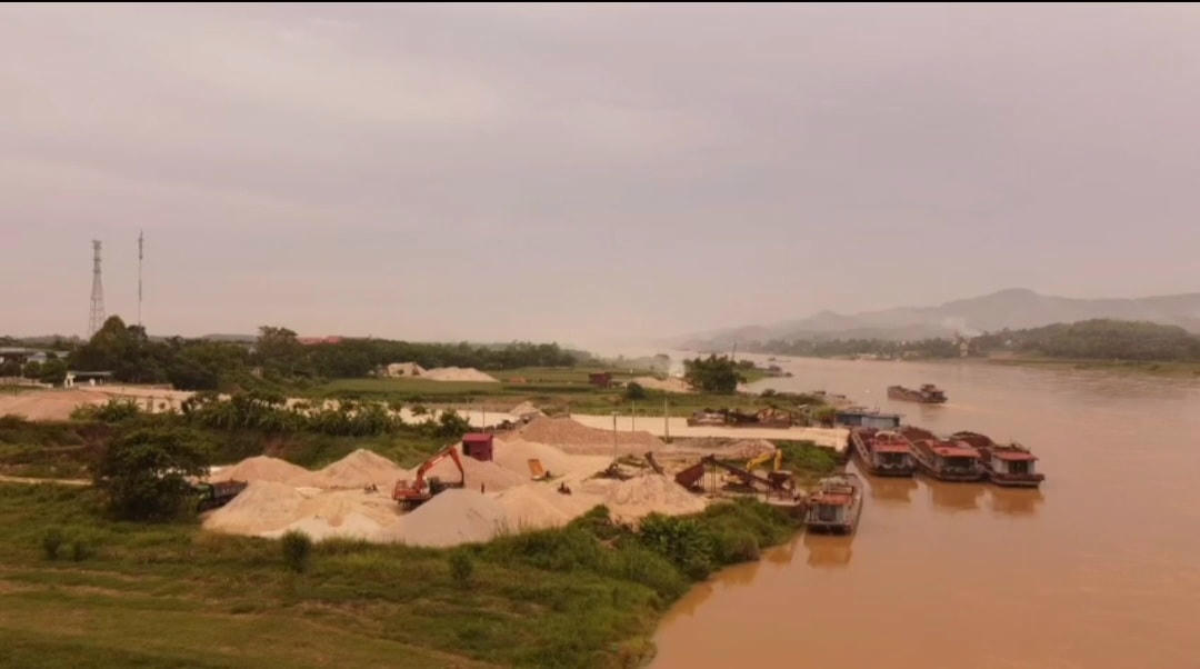 ... Nhưng đã tổ chức hoạt động bốc xếp. (Ảnh cắt từ clip ngày 10/8)