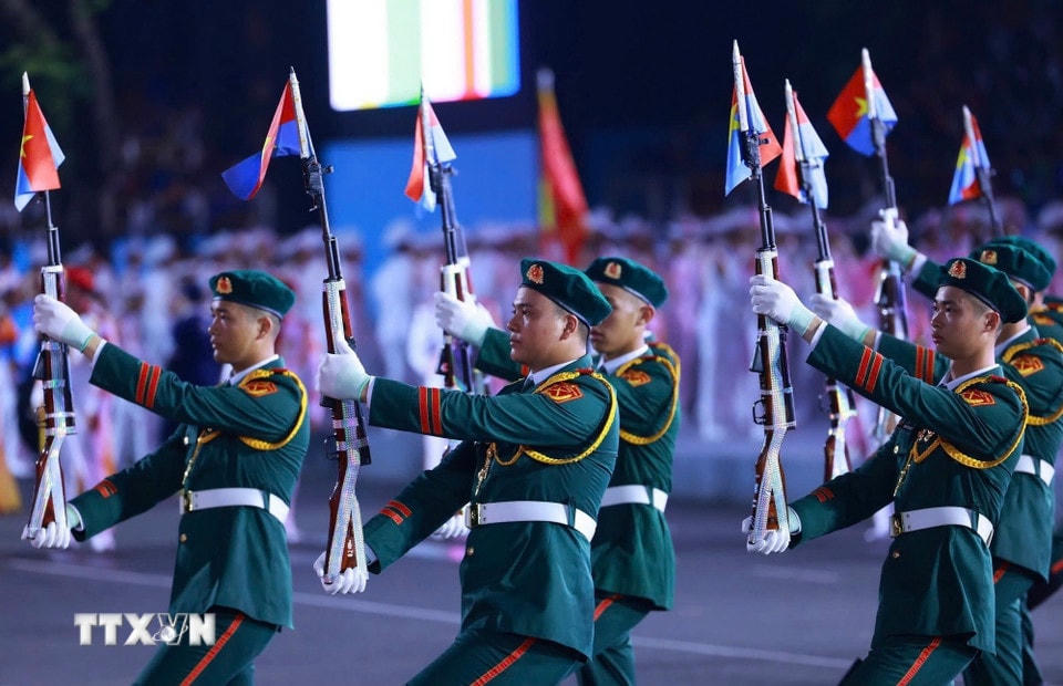 Các lực lượng lần lượt vào vị trí. )Ảnh: TTXVN)