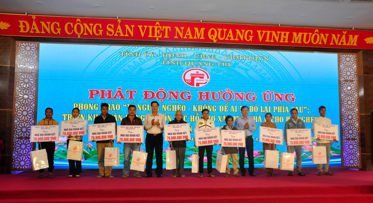 Trao tặng nhà Đại đoàn kết và quà cho 30 hộ nghèo đại diện tham dự chương trình.