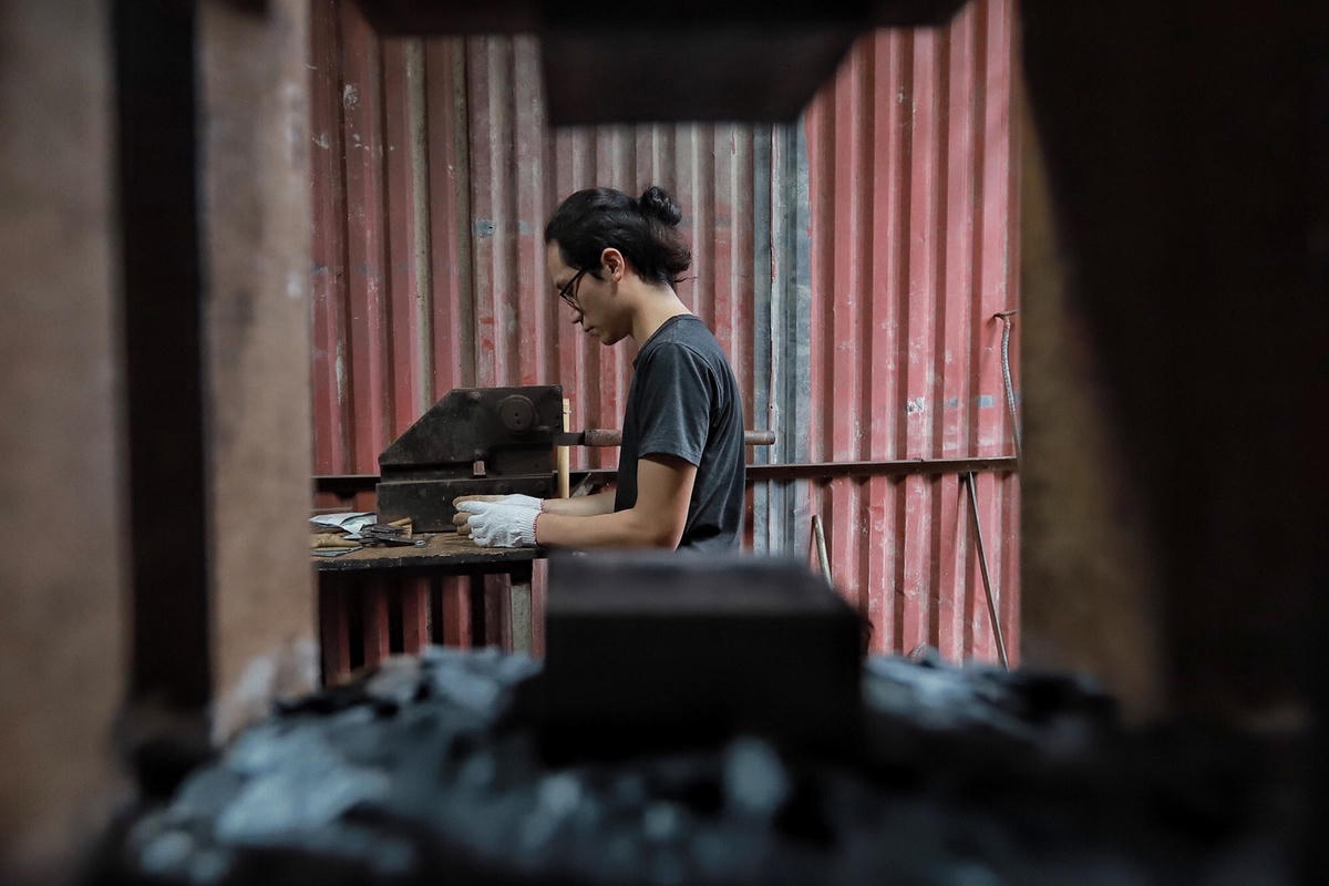 Không như rèn từ thép nguyên khối, thép nhíp... thép Damascus yêu cầu người thợ phải làm thủ công gần như toàn bộ.