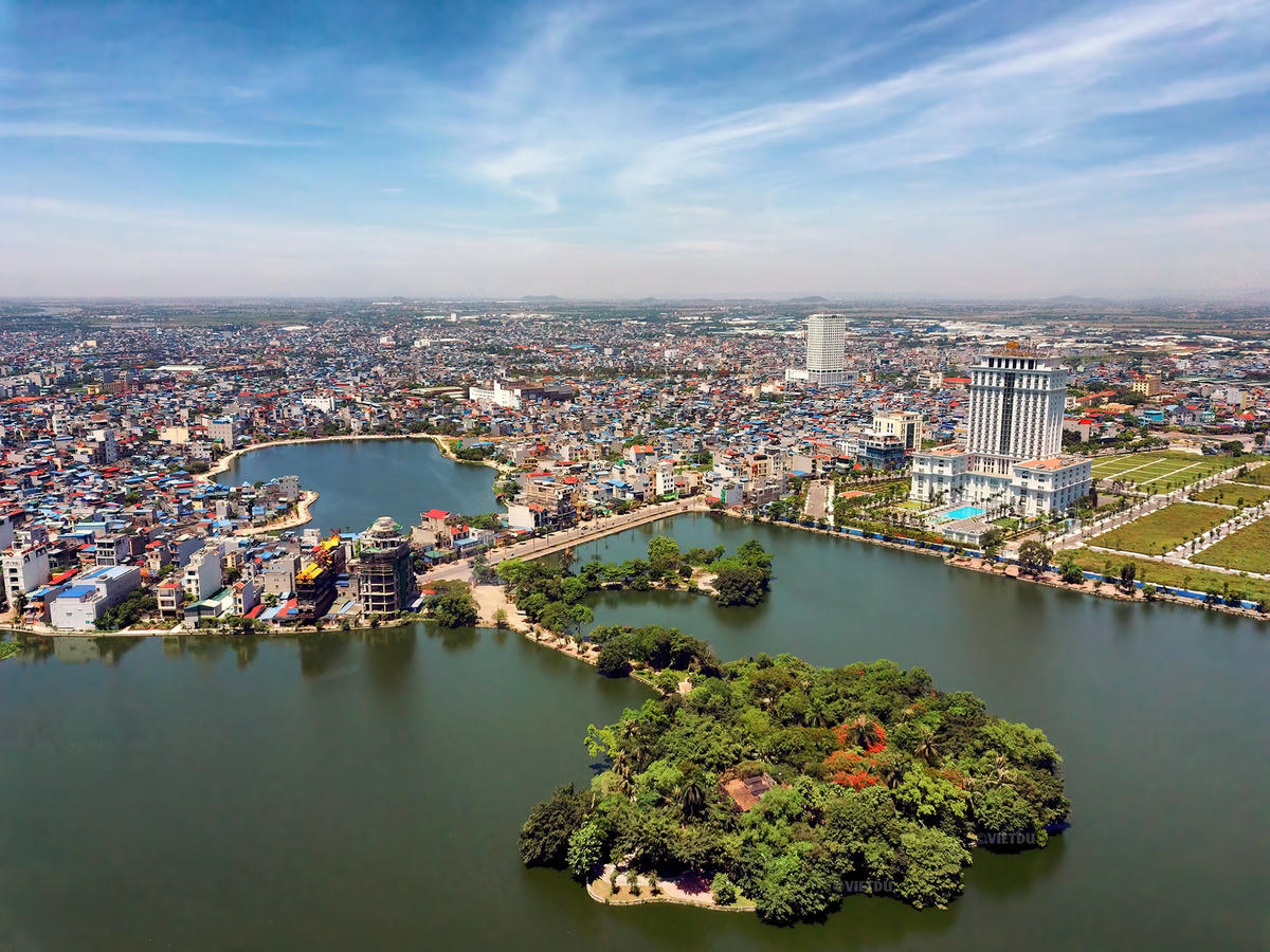 TP Nam Định là trung tâm tỉnh lỵ tỉnh Nam Định. Thành phố còn có các tên gọi thân mật khác là Thành Nam, Thành phố Dệt. Đến năm 2022, Thành Nam đã trải qua 760 năm lịch sử hình thành (vào thời Trần thành phố được biết đến là Phủ Thiên Trường); hơn 100 năm trở thành thành phố theo Nghị định của Toàn quyền Đông Dương năm 1921 (là một trong những thành phố đầu tiên được người Pháp thành lập trên toàn cõi và là một trong ba thành phố đầu tiên được lập ở Bắc Bộ). Trong ảnh: TP Nam Định ngày nay.